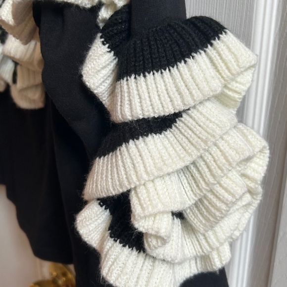 Zara Trafaluc Black Rosette & Ruffle Sweatshirt Size Large - Picture 3 of 5